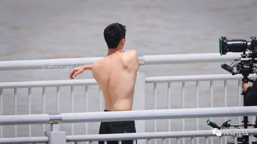 还这扑面而来的腹肌,不得不说,黄景瑜的外型和身材,张力真的爆表了