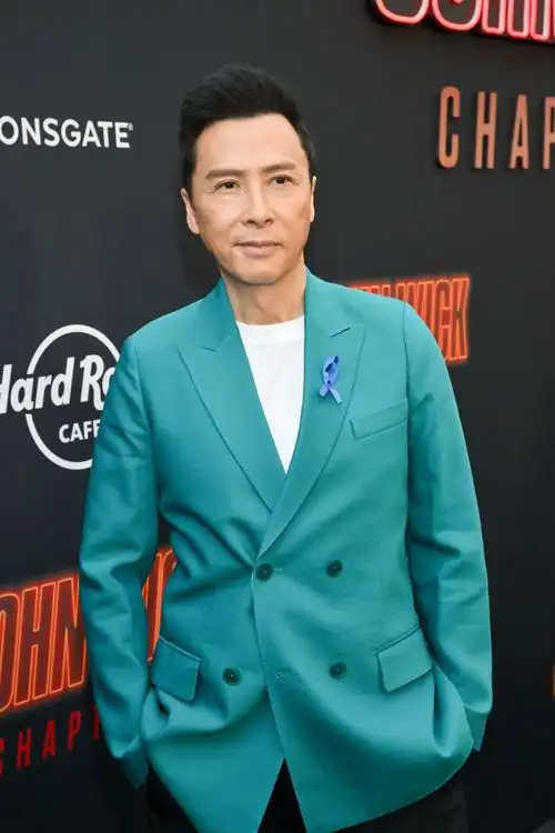 《疾速追杀4》首映礼甄子丹亮相 穿青色西服亮眼