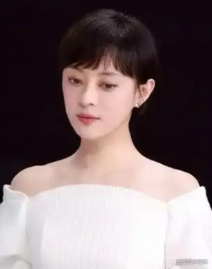 近年来,孙俪一直以短发造型示人,展现出非常利落和自信的气质.