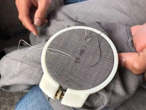 娘俩靠街头摆摊做缝补,买了一套房……再普通的活也能干成"神"!