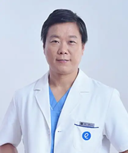 屈光学科主任 汪俊 ,美国alcon屈光手术认证医师,瑞士staar公司evo vs