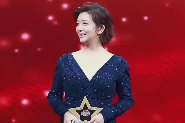 岁月沉淀的美人江珊,一袭蓝色鱼尾裙高贵典雅,美得无惧时光