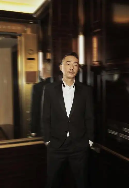 陈小春穿夏威夷衬衫真活力,配短裤文艺范十足,54岁还穿得这么潮