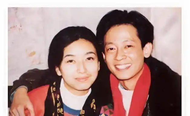 江珊圈内第一任男友,是痞帅的王志文,拍摄《过把瘾》时,俩人因戏生情