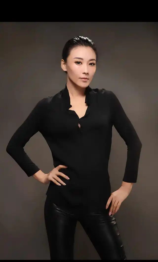 徐千雅,《坐上火车去拉萨》 的演唱者,很会穿衣搭配的一个女人