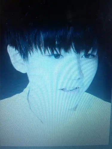 感觉王俊凯没化妆就是个路人.有刘海还是比没刘海好看.