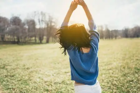 女孩写作业背影图片-女孩写作业背影素材-女孩写作业背影插画-摄图新