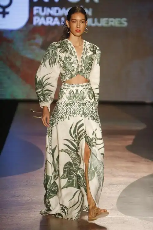 模特展示设计师比阿特丽斯·卡马乔设计的服装