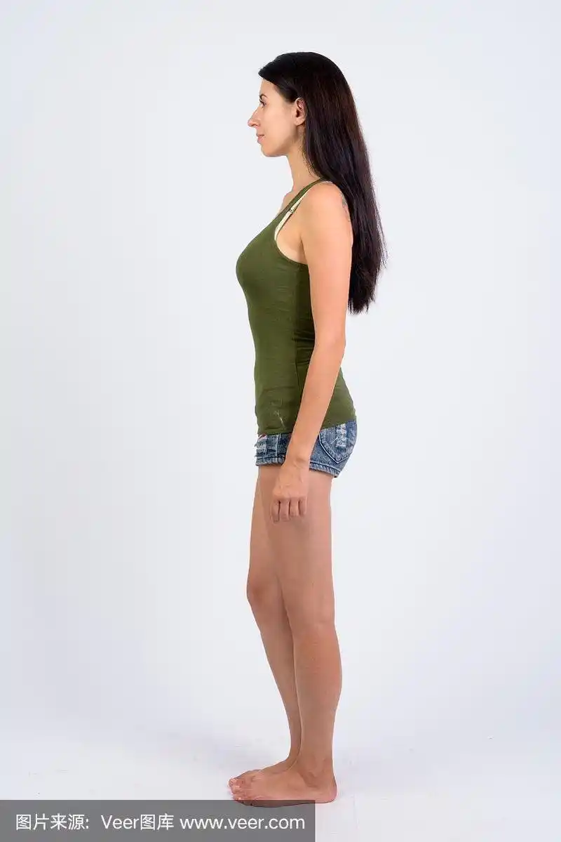 年轻美丽的女人的全身照侧面视图