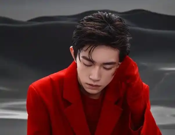 有一种红叫做"千玺红",易烊千玺红西装造型超a!感觉像27岁