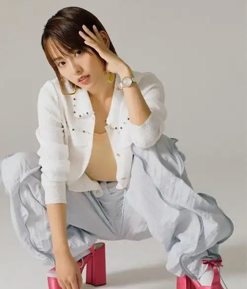 张嘉倪玩嗨了8千3的裤子穿得像朵花配8千7的鞋霸气又少女