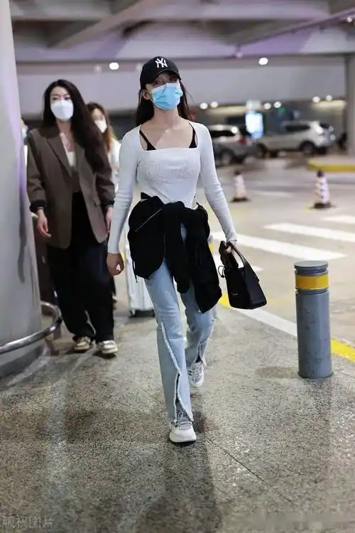 林允街拍:穿白色针织衫,牛仔裤戴鸭舌帽清新帅气_机场