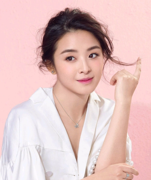 15岁出道红透半边天,遭妒忌一夜掉落18线,如今美成这样_张含韵