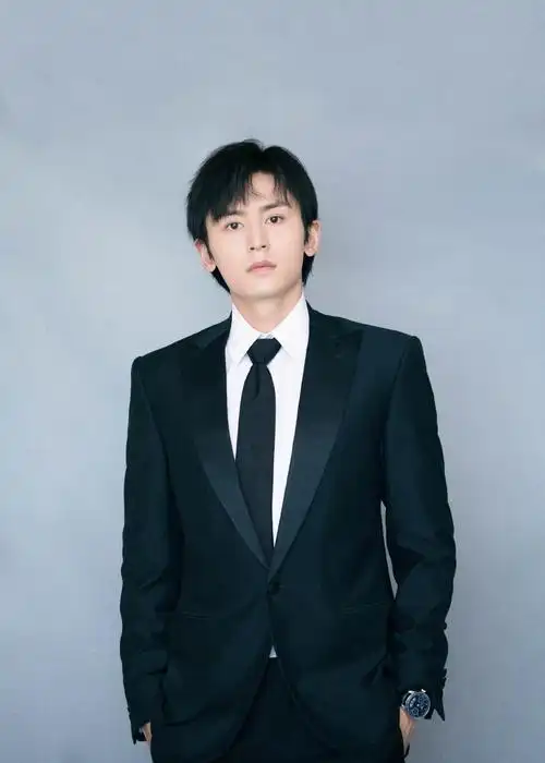 张哲瀚帅气有型西装写真图片