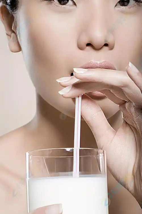 吸管喝牛奶美丽女子高清图片下载