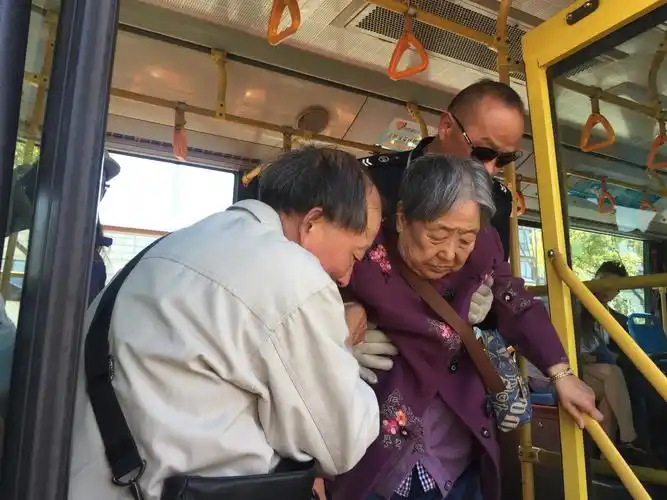 到怡养护理院门口的公交车站了,他们准备下车,轮椅已被从国外来怡养