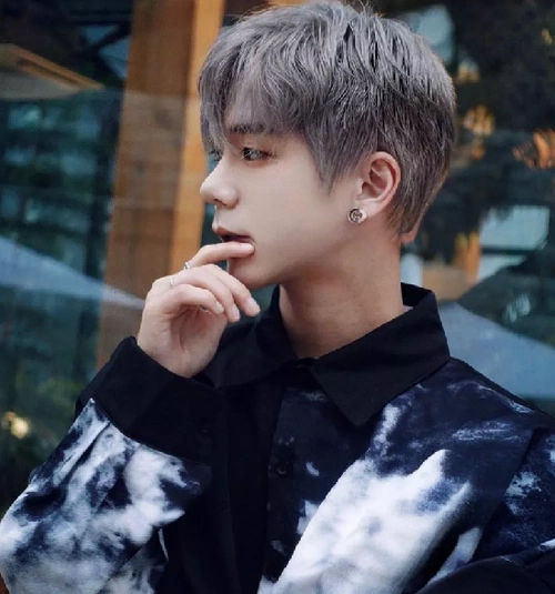 湿发刘海烫发,一款让人心动的男生发型,这样的小奶狗发型