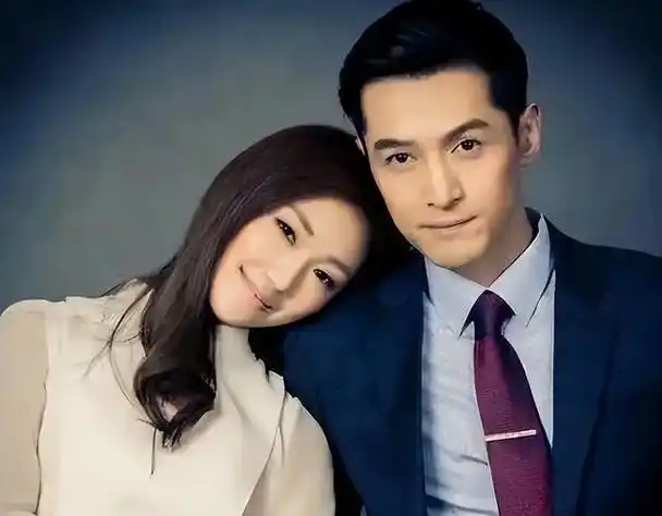 胡歌携助理老婆超市大采购奶粉年货堆满购物车黄曦宁忙前忙后