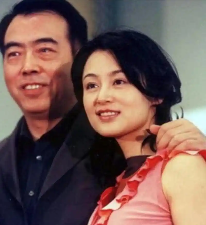 感谢陈凯歌当年不娶之恩,我儿子很孝顺,丈夫是绝世好男人 1996年,倪萍