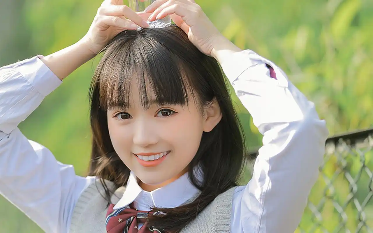 清纯可爱制服美女高清桌面壁纸
