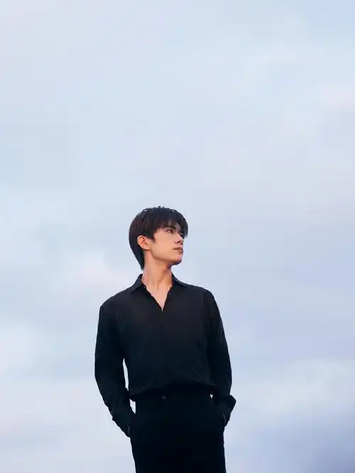 易烊千玺衬衫扣子##易烊千玺低领