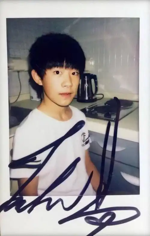 易烊千玺拍立得