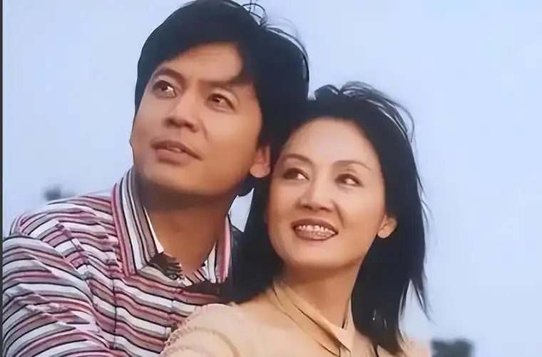 原创藏了31年原来她就是戏骨何政军妻子难怪当年拒绝巩俐示爱