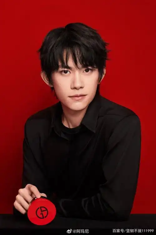 易烊千玺在舞台上的光芒,自内心赤忱与坚毅中发出