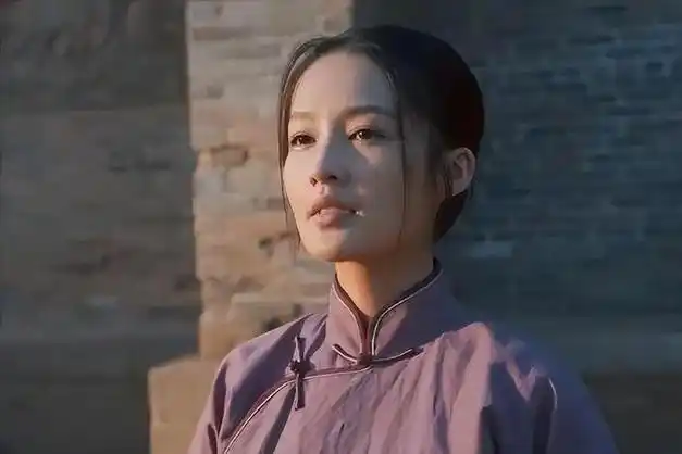 何冰说对了,不演戏就"消失"的李沁,已经走上了另一条人生大道|林申