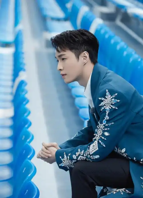 v星光##张艺兴蓝色雪花亮钻大衣