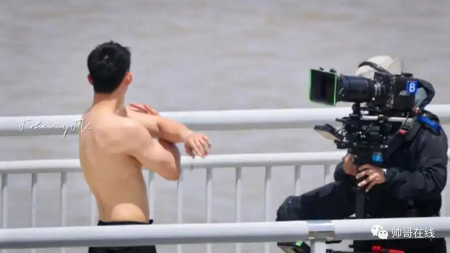 还这扑面而来的腹肌,不得不说,黄景瑜的外型和身材,张力真的爆表了