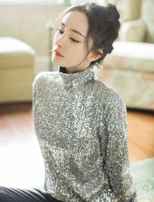 杨幂的衣品真让人佩服皮质衬衫配格子裤时髦个性又显身材