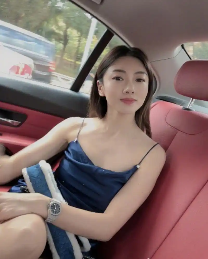 郑恺前女友程晓玥豪车内凹造型 穿吊带好身材抢镜