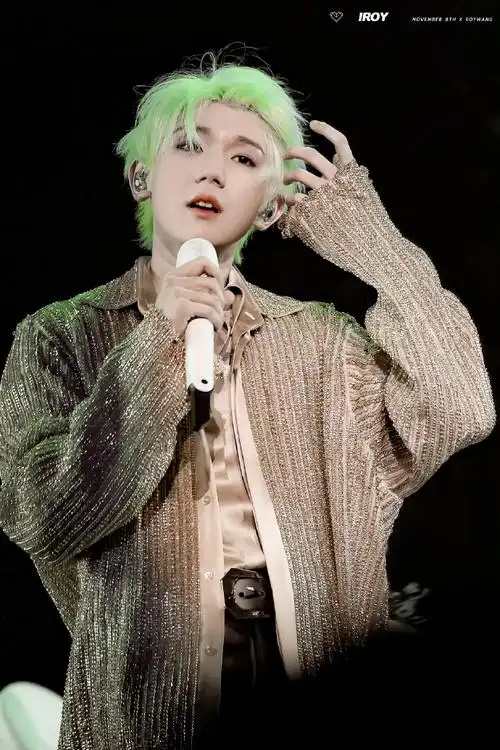 内娱明星神仙发色#王源绿发宛如坠落人间的精灵!