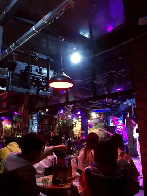 四月的成都怎能不到小酒吧一聚