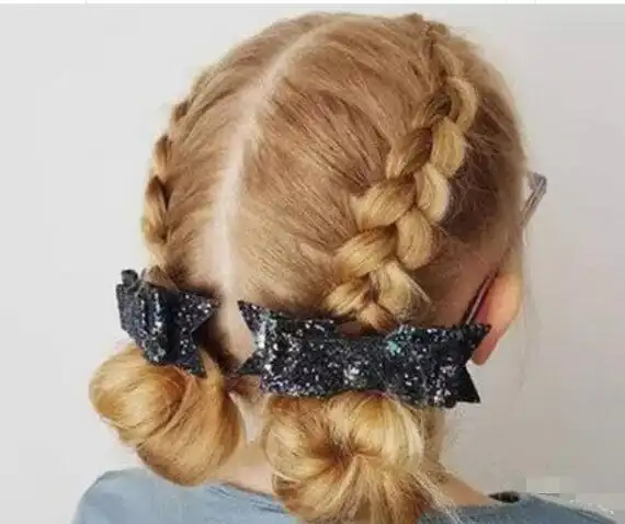 宝宝双丸子头发型扎法 华丽又可爱