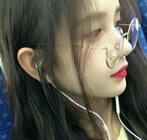 带耳机戴眼镜女头侧脸霸气