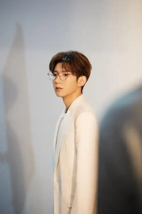 王源最新广告大片花絮图 一黑一白,温柔干净,酷帅有范