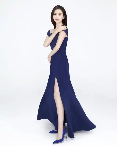 这条连衣裙融合了开叉的剪裁,能够秀出刘诗诗的高跟鞋以及她完美的