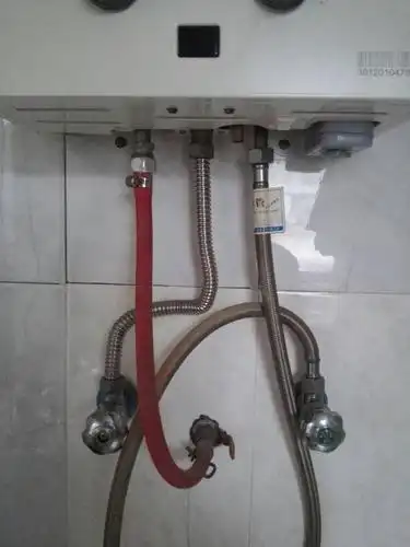 请问一下,这个老式燃气热水器,红色是燃气管道,往上转是开还是关?