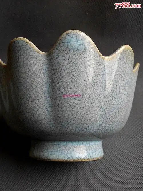 宋张公巷汝瓷开片莲花碗