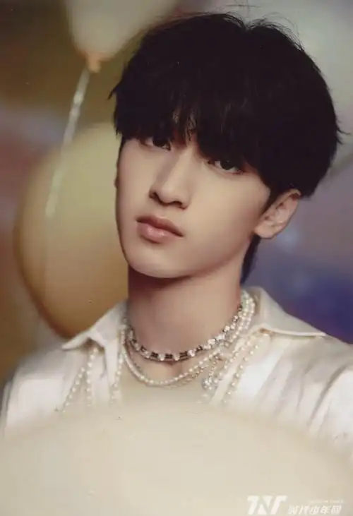 严浩翔雕塑美男气质加成的氛围感上炎二公舞台扫图身临其境地体会他