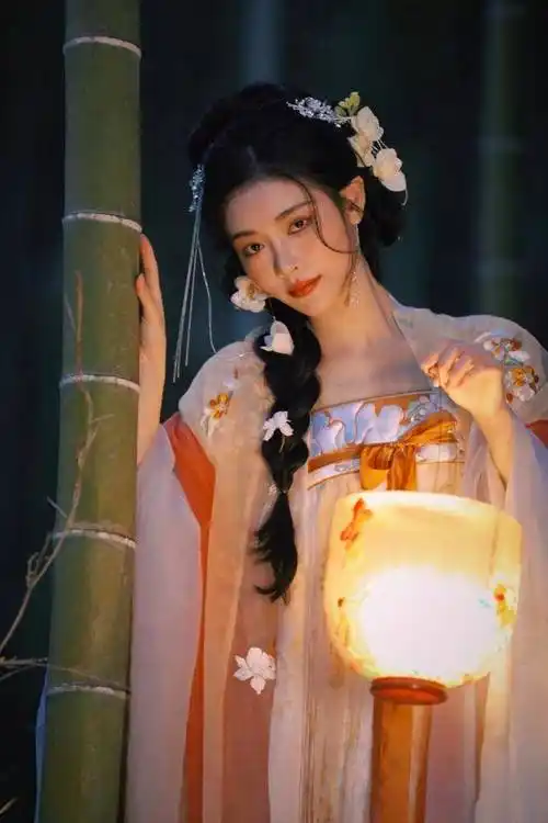 许佳琪节日写真曝光,穿古装提灯笼氛围感十足!_画面_花朵_演艺圈