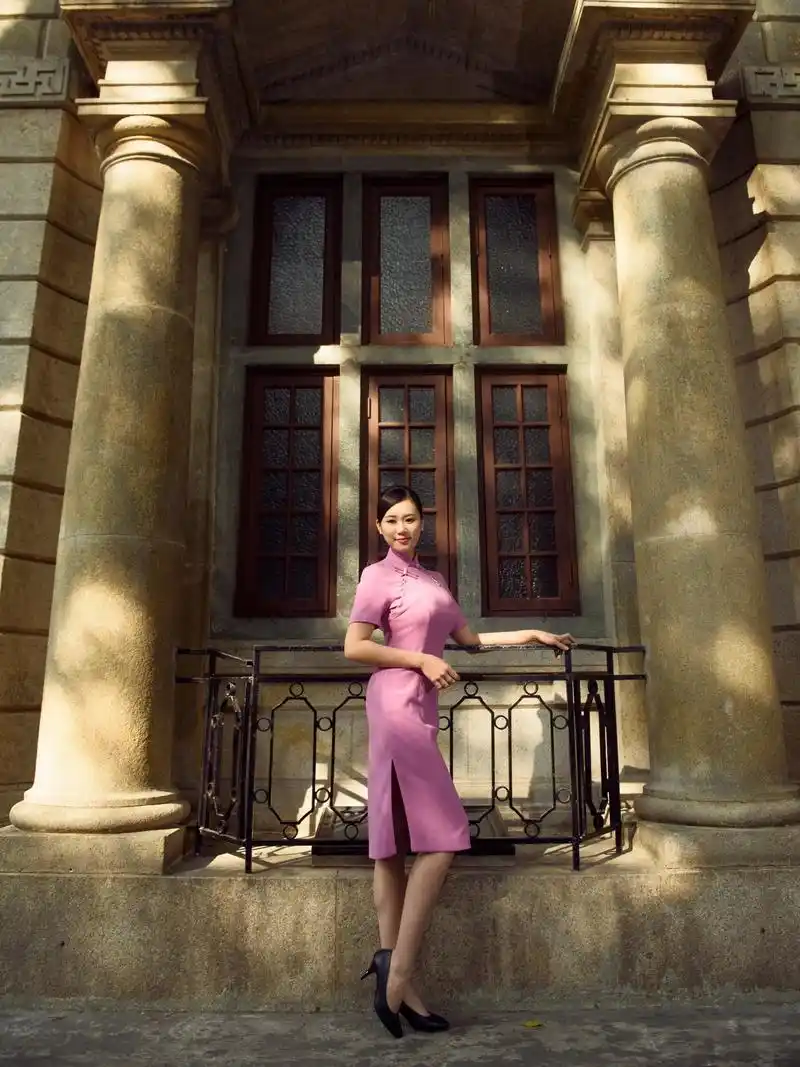 今天我穿上了一件粉色的旗袍,感觉自己好像轻熟女哦~01 身穿旗袍的