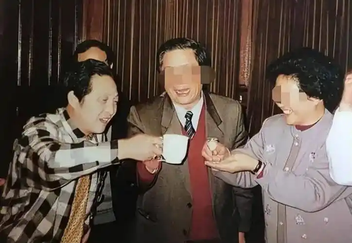 大师王林为一线明星"床上开光":浑身脱光在身上画符,现场炸裂_气功