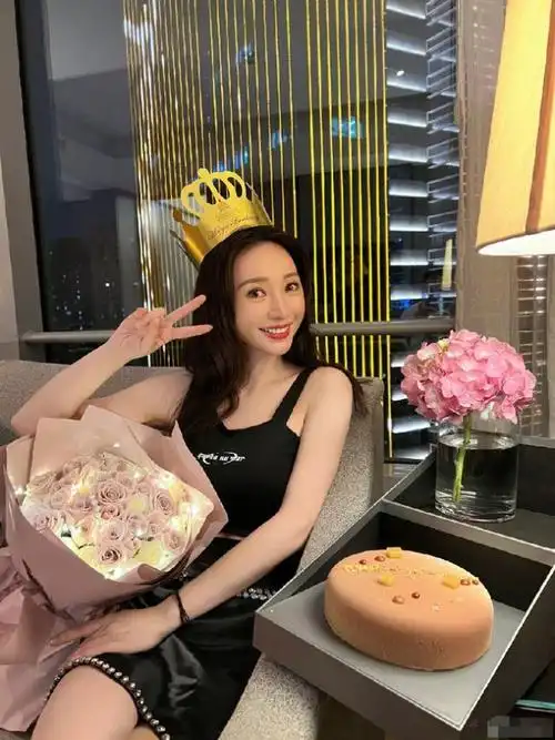 柳岩晒照庆42岁生日身材纤瘦皮肤白皙状态似少女