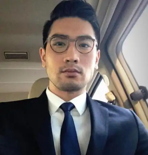 一秒变斯文型男!5位戴眼镜帅度倍增的男星证明它是最佳时尚配件