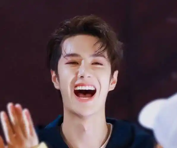 王一博自己都没有注意到,就算是遇到了一帮滑稽演员,他也是哈哈大笑个