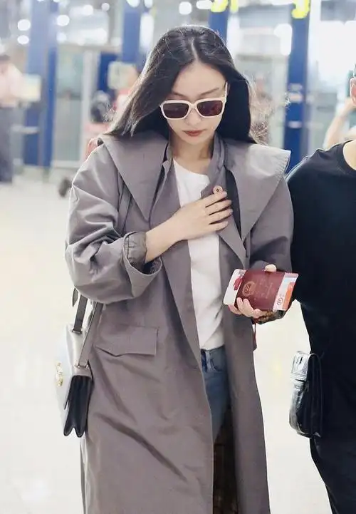 秋天如何穿风衣凹造型get倪妮机场照灰色风衣搭白t恤很时尚