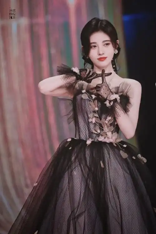 鞠婧祎拾光盛典惊艳四方原相机拍摄愈发灵动网友宛如公主